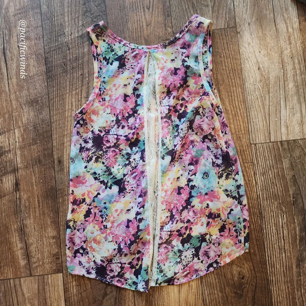 Vibrant Floral Sleeveless Blouse with Lace Accent XS